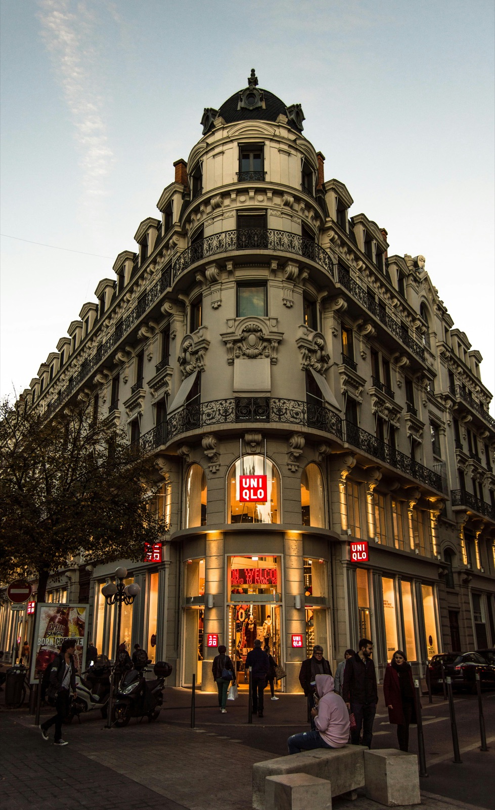 Immeuble commercial d'angle